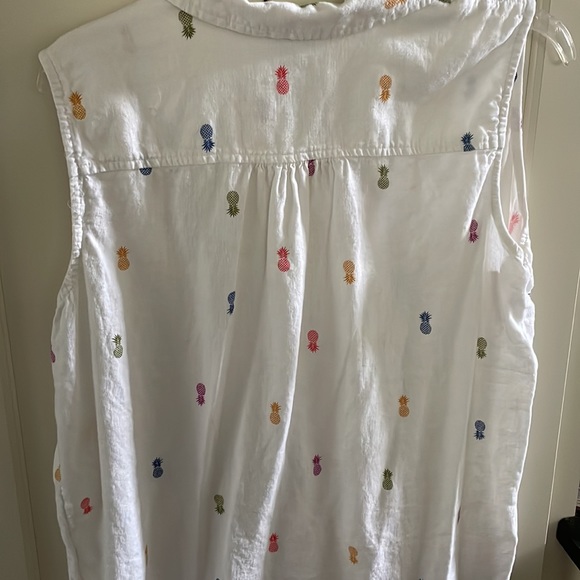 Sleeveless, comfortable, soft, pointed collar top. - Picture 2 of 3